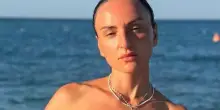 &ldquo;&Egrave; caduta nella trappola, nulla &egrave; cambiato&rdquo;: Arisa festeggia 44 anni e pubblica una foto in topless, il post fa discutere
