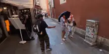 Risse, vernice rossa e lanci di pietre tra youtuber &ldquo;giustizieri&rdquo; e presunti borseggiatori a Venezia. Polemiche tra FdI e Pd