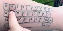 Si tatua una tastiera sul braccio per comunicare con il figlio autistico non verbale: &ldquo;Procurerei al mio corpo mille cicatrici se questo potesse aiutarlo&rdquo;
