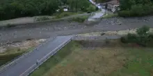 Lombardia, le precipitazioni distruggono un ponte a Sonico, resta chiusa la SS42: le immagini dal drone