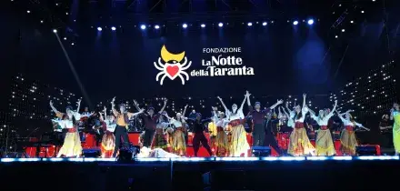 Notte della Taranta 2026 con Ermal Meta, Levante e Alessandra Amoroso: &ldquo;Il popolo, quando &egrave; unito, non pu&ograve; mai stonare&rdquo;. Scaletta, ospiti e come seguire in diretta tv il Concertone