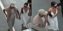 David e Victoria Beckham sbarcano a Capri dopo Portofino e la Costiera Amalfitana: il video della passeggiata mano nella mano in Piazzetta tra i turisti