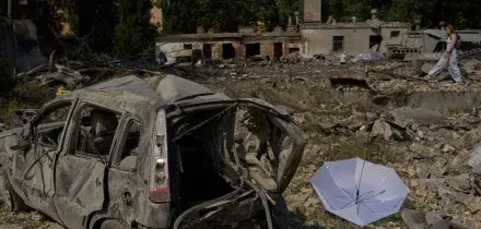 Ucraina, altri raid di Mosca nella notte. I droni di Kiev colpiscono centro logistico di Ozon, gigante dell&rsquo;e-commerce russo