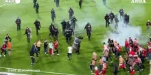 La partita di calcio finisce in rissa, polizia in tenuta antisommossa disperde i tifosi violenti: il video degli scontri in Colombia