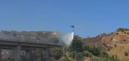 Incendio tra Taormina e Giardini Naxos, minacciate le abitazioni. Il sindaco De Luca: &ldquo;Situazione tragica&rdquo; &ndash; Video