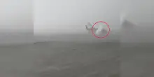 Le raffiche di vento ribaltano l&rsquo;aereo nello scalo di Forl&igrave;: il video impressionante durante il nubifragio