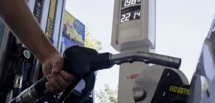 Gasolio sopra 2,2 euro in autostrada, sale ancora la benzina. Schlein: &ldquo;Il governo tassi gli extraprofitti delle societ&agrave; energetiche senza aspettare l&rsquo;Ue&rdquo;