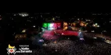 L&rsquo;Inno di Mameli a suon di tamburello: il video dell&rsquo;apertura solenne della Notte della Taranta 2026