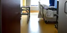 Difende la madre durante una lite, 15enne ferito con un coltello dal compagno della donna