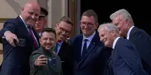 Ucraina, oggi il vertice dei Volenterosi ma gli Usa disertano l&rsquo;anniversario dell&rsquo;indipendenza. Detriti di droni su un asilo in Russia: morti due bambini