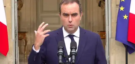 Stop agli smartphone nelle scuole superiori in Francia. Le scuole protestano: &ldquo;Timing sbagliato&rdquo;