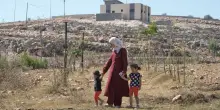 Cisgiordania, assedio infinito dei coloni a Qusra. Le famiglie palestinesi: &ldquo;Manca il cibo&rdquo;. Vertice di Netanyahu, ma &egrave; per il ferimento di un israeliano