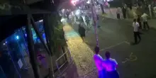 Portogallo, un&rsquo;auto a tutta velocit&agrave; travolge la folla nella via della movida di Albufeira: 12 feriti, uno &egrave; in gravi condizioni