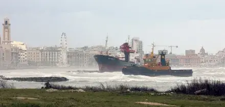 Bari, trovati tre missili da guerra in un furgone durante un controllo al porto: arrestato il conducente francese