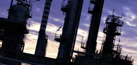 Dietro il caro carburanti il collo di bottiglia delle raffinerie: cos&igrave; i prezzi alla pompa salgono anche quando il Brent scende
