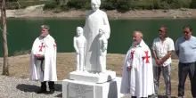 Una targa ai piedi di una statua di don Milani finisce in tribunale: &ldquo;Quell&rsquo;inno all&rsquo;anticomunismo non lo rispecchia&rdquo;