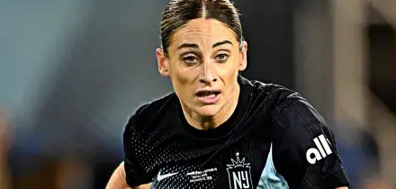Va a giocare in Arabia Saudita e cancella dai social le foto con compagna e figlia: bufera sulla calciatrice Esther Gonz&aacute;lez