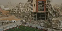 Rimossa da un concorso in Francia la foto di Jehad Alshrafi: mostra una partita di calcio tra le macerie di Gaza | Ecco gli scatti censurati