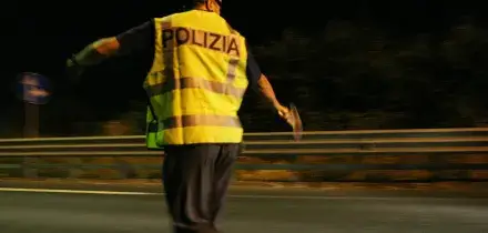 Alla guida contromano, positivo ad alcol e droghe, travolge e uccide due coniugi: arrestato