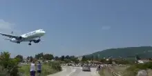 Travolta dallo scarico del motore mentre guarda un aereo decollare: italiana gravissima a Skiathos