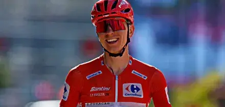 Pogacar fa un altro sport: attacco devastante a met&agrave; tappa, 50 km di assolo e Vuelta gi&agrave; ipotecata | La nuova classifica