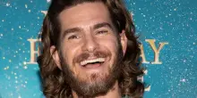&ldquo;Sarebbe fantastico se nessuno si sentisse obbligato a ritoccare il proprio viso. Ma capisco che viviamo in una societ&agrave; in cui c&rsquo;&egrave; la pressione di ricorrere a interventi estetici, soprattutto per le donne&rdquo;: cos&igrave; Andrew Garfield