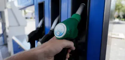 I carburanti volano, diesel tocca i 3 euro in autostrada: &ldquo;Il pieno &egrave; costato 1,8 miliardi in pi&ugrave;&rdquo;. Schlein: &ldquo;Tassare extraprofitti&rdquo;. Tajani: &ldquo;Roba da Urss&rdquo;