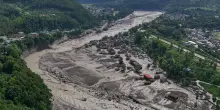 Nepal, l&rsquo;inondazione vista dall&rsquo;alto: una valanga di acqua, fango e detriti si riversa nella gola