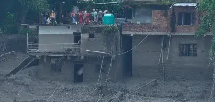 Inondazione Nepal, il fiume Bhotekoshi travolge un villaggio: le persone cercano di mettersi in salvo arrampicandosi in alto