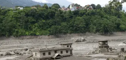 Alluvione in Nepal, sommersi interi villaggi e infrastrutture: frana a un posto di confine in Cina. &ldquo;Numerose vittime&rdquo;