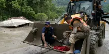 Case distrutte e auto che emergono dal fango: le immagini dei danni dell&rsquo;alluvione in Nepal