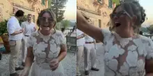 &ldquo;Ho pianto, ho provato tristezza e sollievo&rdquo;: lui la lascia a una settimana dalle nozze, lei festeggia lo stesso in Toscana con tutti gli invitati e il video diventa virale