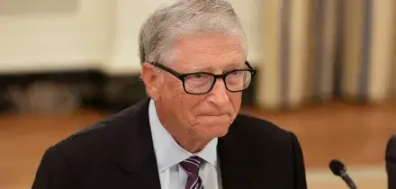 Bill Gates: &ldquo;IA minaccia l&rsquo;occupazione, serve un piano&rdquo;. E propone di riservare posti di lavoro agli esseri umani
