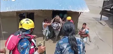 Nepal, i soccorsi dopo l&rsquo;inondazione: gli abitanti evacuati dai villaggi sott&rsquo;acqua