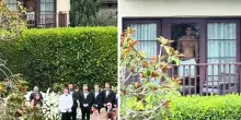 &ldquo;A meno che quello non sia mio marito, il matrimonio &egrave; annullato&rdquo;: lo sconosciuto che osserva le nozze dalla finestra attira l&rsquo;attenzione di tutti (e il video &egrave; virale)