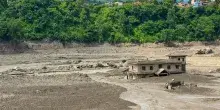 Nepal: uno tsunami di acqua, fango e detriti travolge la diga