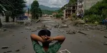 Nepal, oltre 1300 dispersi per la disastrosa inondazione al confine col Tibet. Sale il numero dei morti accertati. Soccorsi a rilento nel fango