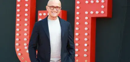 Signorini &ldquo;soffre di panico e disturbi post-traumatici&rdquo;: il conduttore fa causa a Google per i video di Corona. Chiesti 5 milioni: &ldquo;A Mediaset ne prendeva 1,2 l&rsquo;anno&rdquo;