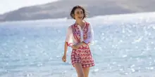 &ldquo;Emily in Paris&rdquo; lascia l&rsquo;Italia e sbarca in Grecia per il capitolo finale: &ldquo;Volevamo che l&rsquo;ultima stagione fosse la pi&ugrave; grande di sempre&rdquo; &ndash; LE FOTO SUL SET