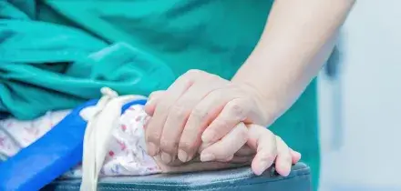 Bimba di 6 anni colpita da un&rsquo;acquasantiera, operata d&rsquo;urgenza a Bari: prognosi riservata