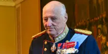 &Egrave; morto re Harald V di Norvegia, dalla fuga durante l&rsquo;invasione nazista alle Olimpiadi da atleta: lascia una monarchia fragile