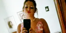 Donna trovata impiccata, lo strano incendio e i dubbi degli investigatori su una scena &ldquo;alterata&rdquo;