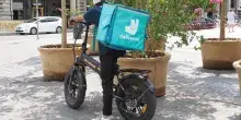 Rider, l&rsquo;accordo di Deliveroo con la Procura di Milano: 14 euro all&rsquo;ora e limiti di tempo. Usb: &ldquo;Stesso modello di Glovo, bocciato due giorni fa&rdquo;