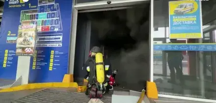 Ucraina, droni russi colpiscono centro commerciale a Zaporizhzhia: il negozio in fiamme