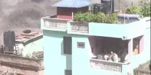 L&rsquo;acqua sommerge tutto, una casa resta in piedi in mezzo alla devastazione: le immagini della disastrosa inondazione in Nepal