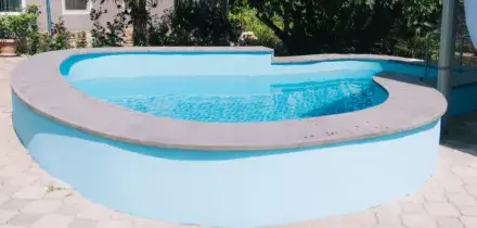 Bimba di 2 anni e mezzo muore annegata in piscina a Palermo: entra nella vasca e nessun se ne accorge