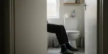 Esplorano una casa abbandonata, ma dentro trovano un uomo morto ancora seduto sul water del bagno