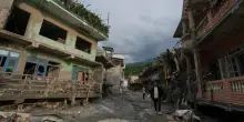 Nepal, si aggrava il bilancio delle inondazioni: 626 morti e quasi 3000 dispersi. Soccorsi rallentati da fango e persone intrappolate nei tunnel
