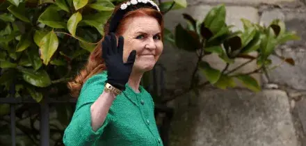 Sarah Ferguson torna nel Regno Unito dopo l&rsquo;esilio per gli scandali degli Epstein Files. &ldquo;Con tutti gli occhi puntati su Harry e Meghan, sperava di passare inosservata&rdquo;