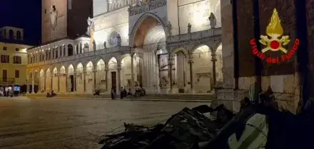 Tromba d&rsquo;aria e grandine travolgono Cremona: crollata la guglia del Duomo, famiglie evacuate e 10mila auto colpite. Pi&ugrave; di 40 feriti